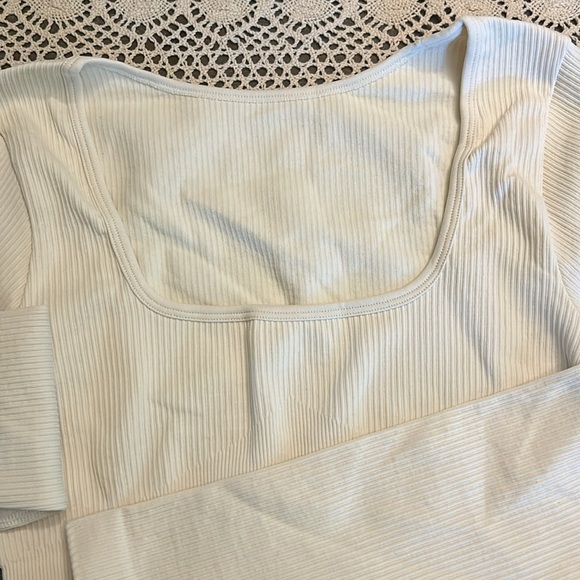 NEW Cropped Workout Top - Picture 3 of 6